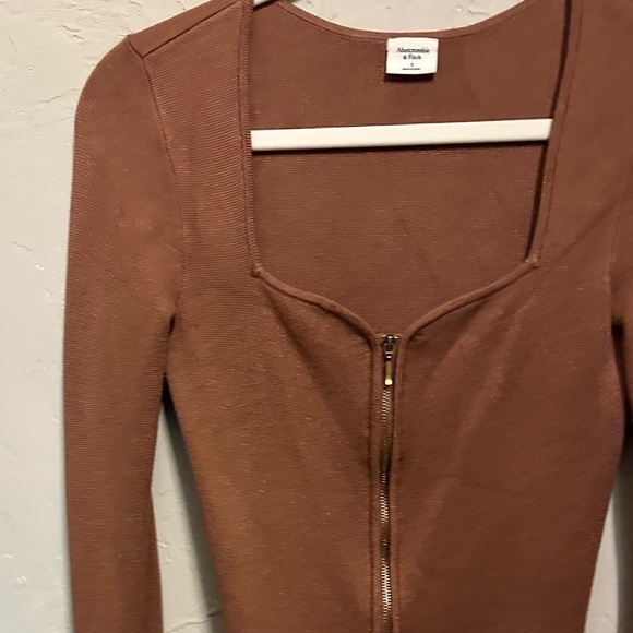 Abercrombie & Fitch Zip-Up Notch-Neck Slim Top - small - Picture 3 of 6